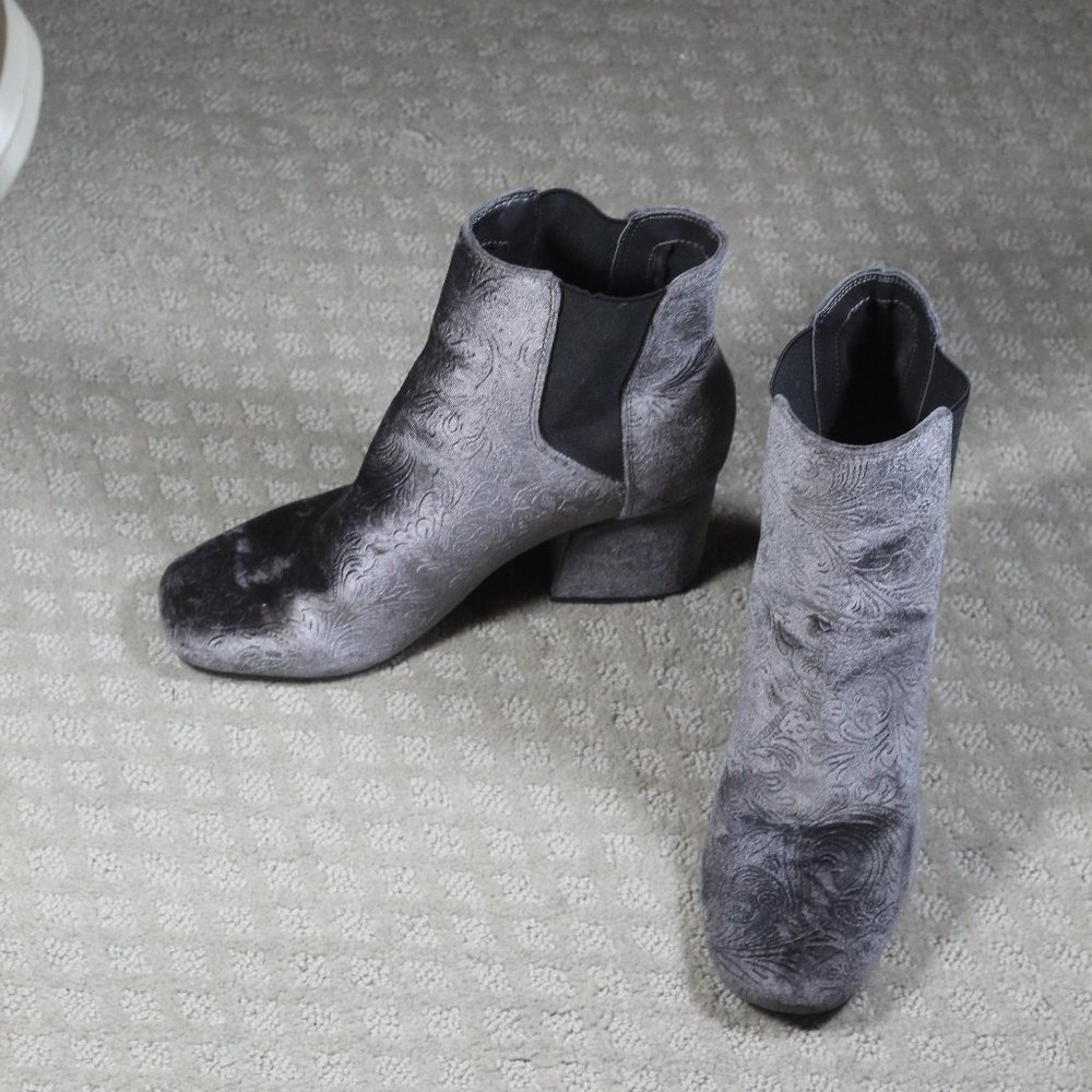 Indigo Rd Size 8.5 Grey Velvet/Velour Embossed Ankle Boots